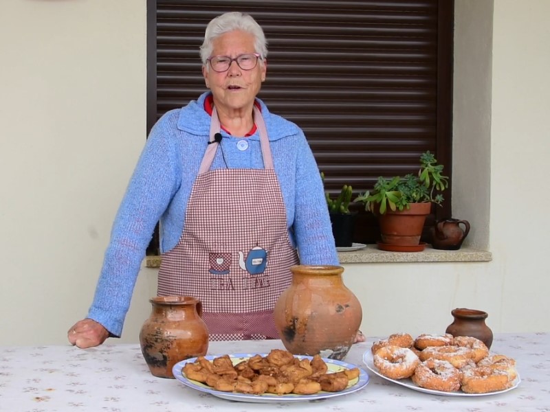 Las rosquillas y buñuelos son los dulces típicos de Navalmoralejo (Toledo). Los elaboran las mujeres de forma artesanal y diferente a otros dulces de la zona. Antiguamente se preparaban para ofrecer a los invitados a las bodas. Hoy día se cocinan para celebrar eventos familiares y en fiestas populares. Rosquillas y buñuelos - Navalmoralejo